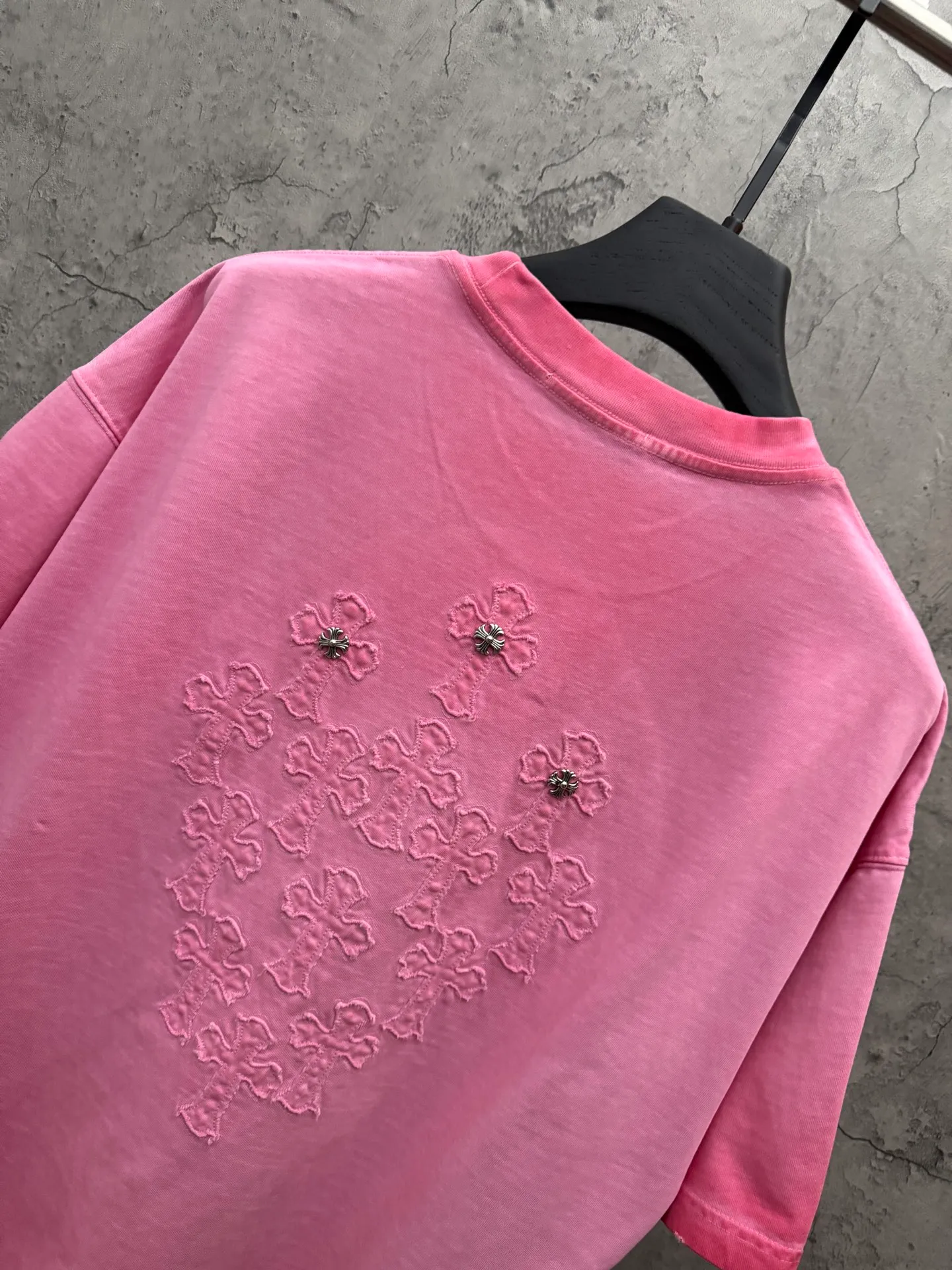 P200 top version, real shot without P, ​​different from market currency) 𝗖𝗵𝗿𝗼𝗺𝗲 𝗛𝗲𝗮𝗿𝘁𝘀/Croxin 2026 spring new original single counter American laser burnt patch embroidered couple short sleeves 👑The highest version! Customized fabric 330g, washed and fried. Best-selling model at the counter. Very comfortable to wear. Accessories: Original molded and authenticated collar label➕100% silk wash label. Genuine purchase-grade original hangtag➕matching hanging rope➕3D hanging beads➕original packaging bag. Craftsmanship: The original version has consistent wiring! The highest version of the armhole matching technique! Color: Khaki Black Rose Red Light Blue Purple Size: S M L XL Style Number: 26-2002